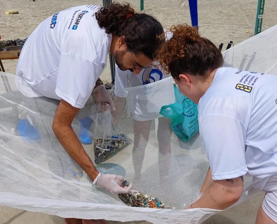 Mutirão de voluntários celebra Dia da Mãe Terra com coleta de microlixo na praia de Santos