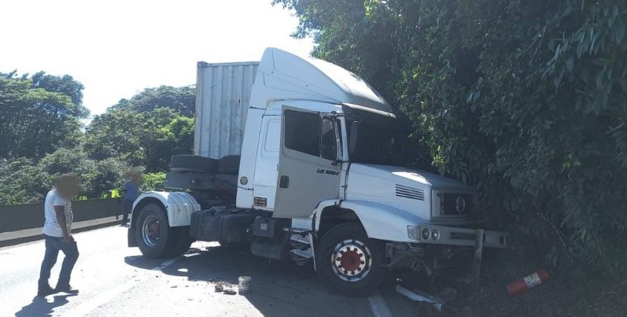Carreta perde o controle após colisão com outro caminhão em Cubatão