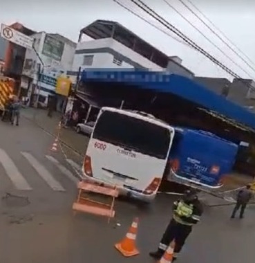 Acidente com dois ônibus deixa feridos na Vila Mathias, em Santos