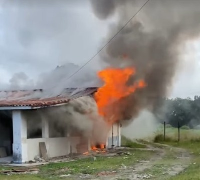 Homem é socorrido após casa abandonada pegar fogo em Bertioga; VÍDEO