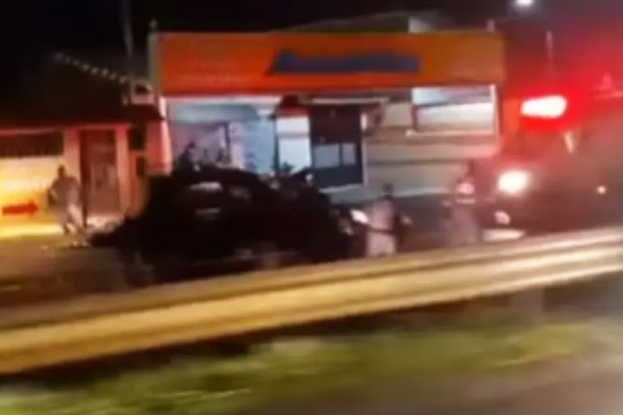 Motorista morre após ser arremessado para fora do veículo na Padre Manoel da Nóbrega