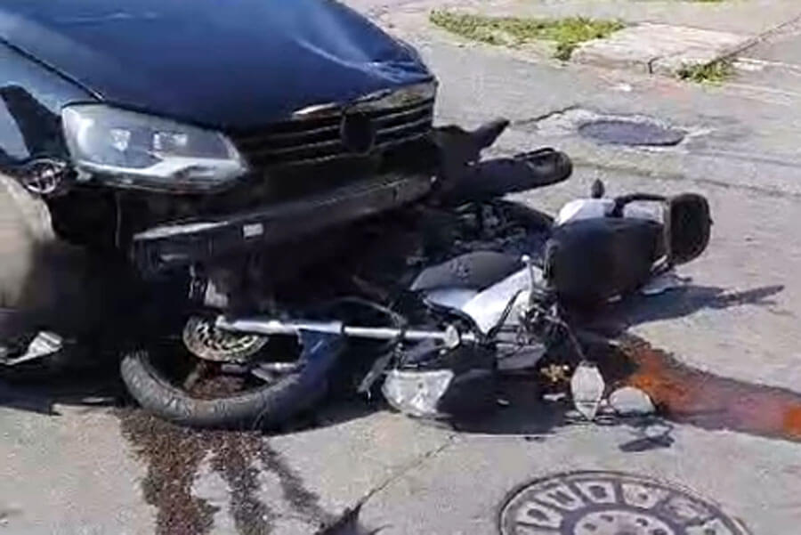 Motociclista sofre fratura exposta após ser atingido por carro em Santos; VÍDEO