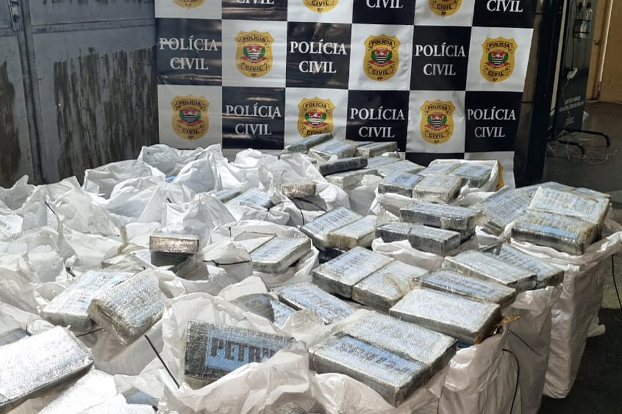 Deic encontra uma tonelada de cocaína escondida dentro de galpão em Guarujá