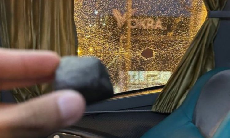 Torcedores do Barcelona se confundem e acertam pedras no ônibus do clube