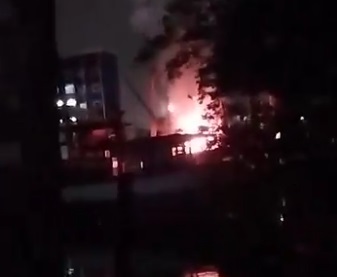 Embarcação pega fogo em estaleiro de Guarujá e mobiliza Bombeiros; VÍDEO