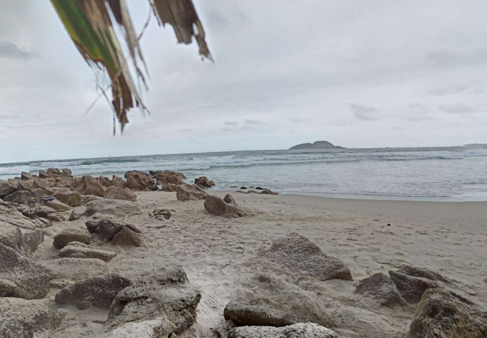 Turista é arrastado por corrente de retorno após entrar no mar em praia de Guarujá