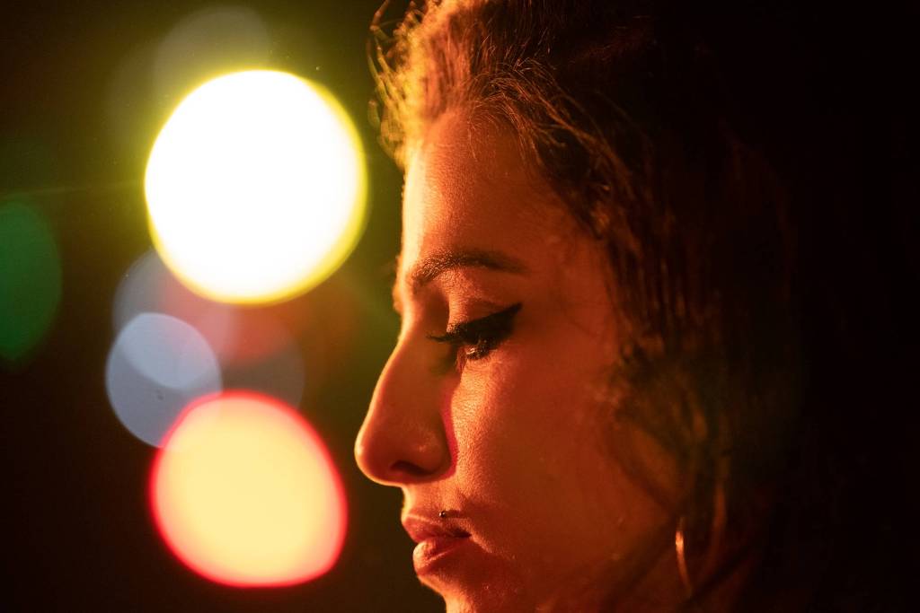 'Back to Black' traz Amy Winehouse meiga e ameniza os traumas