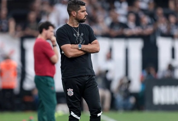 Corinthians liga alerta diante de maratona e bronca de António Oliveira