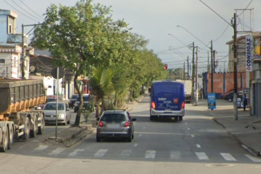 Obras da Sabesp interditam trecho de avenida em São Vicente