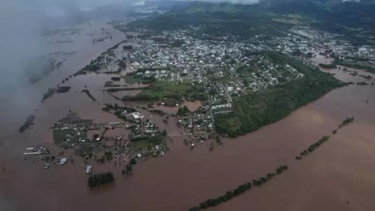 Temporais no RS matam 29, inundam cidades e isolam moradores sem resgate