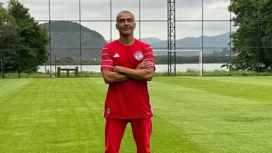 Presidente-jogador, Romário está relacionado para a estreia do América