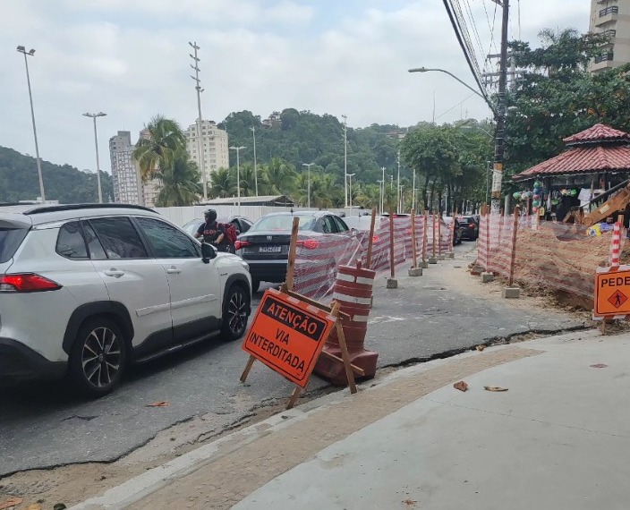 Caminhão de coleta de lixo atola em buraco e motorista é multado em São Vicente