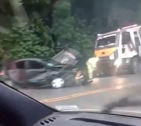 Carro capota após colidir com outro na Rio-Santos; Vídeo