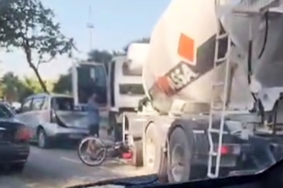 Motorista perde o controle da direção e caminhão atinge moto em Santos; VÍDEO