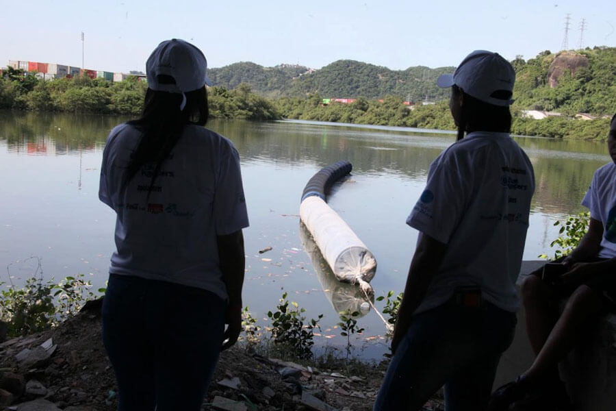Barreiras flutuantes diminuem despejo de lixo no estuário de Santos