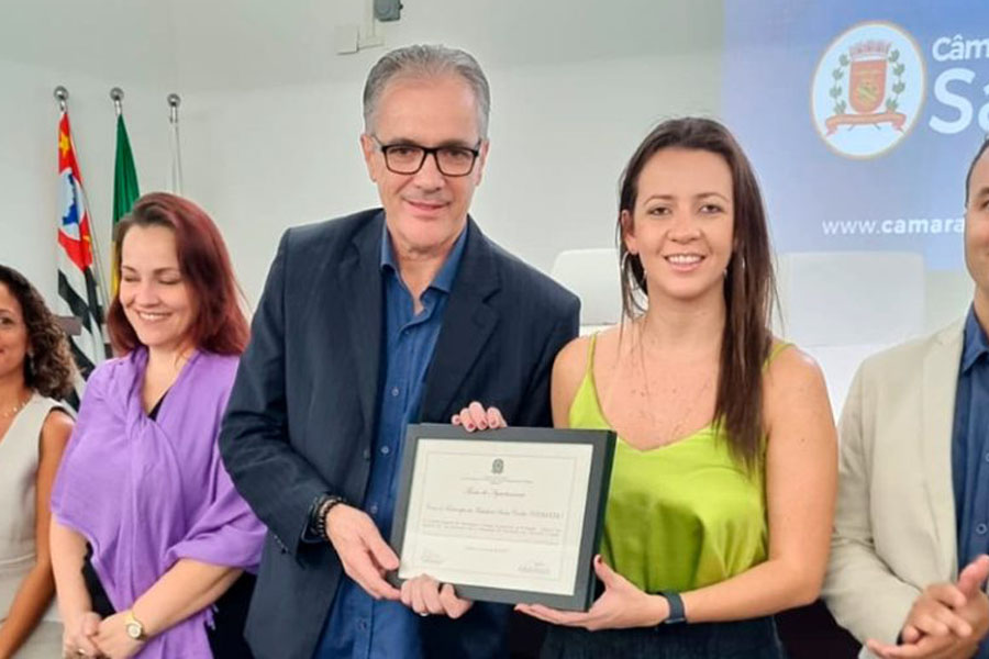 Caroline Teixeira e professores de Fisioterapia da Unisanta são homenageados pelo Crefito-3