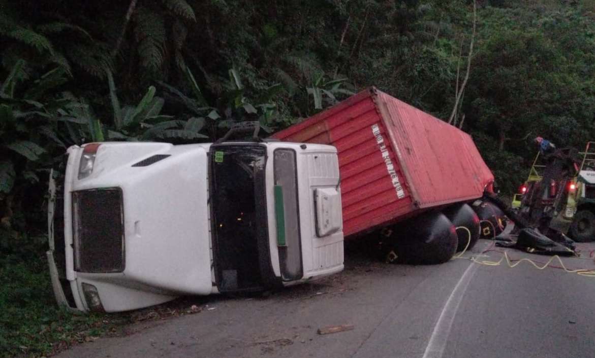 Carreta tenta desviar de trânsito e tomba sobre caminhão em rodovia