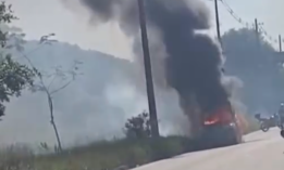 Incêndio deixa carro destruído e motorista com queimaduras em São Vicente