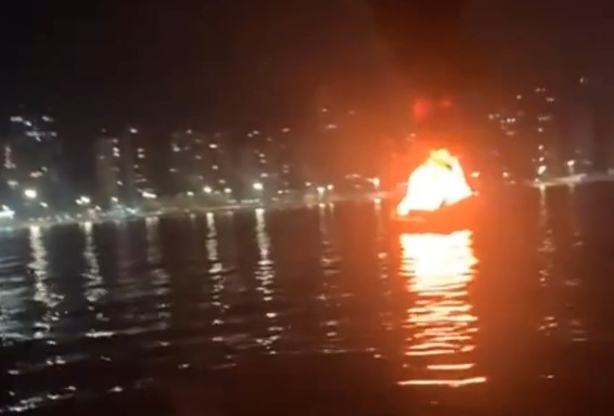 Embarcação pega fogo e deixa pessoas feridas em São Vicente; VÍDEO