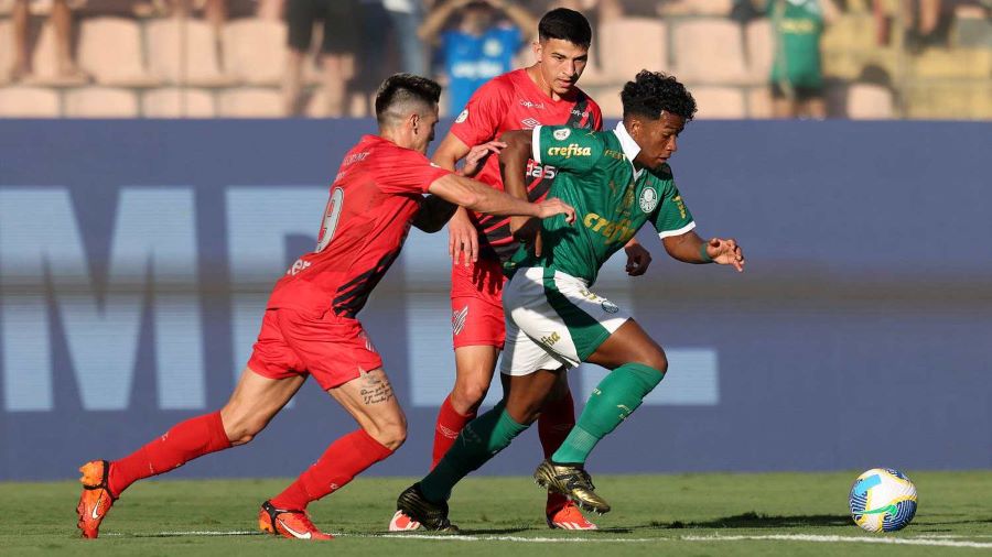 Athletico-PR vence o Palmeiras em tarde de Veiga vilão e reassume liderança