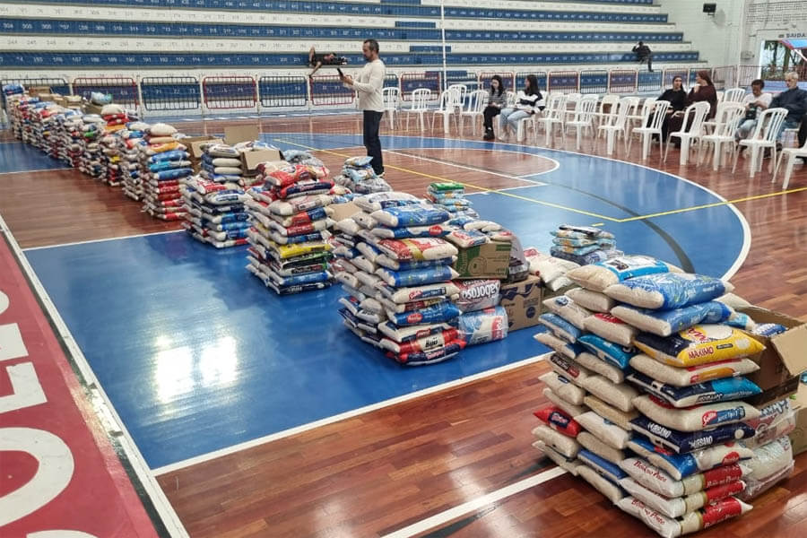 Quase 7 toneladas de alimentos arrecadadas nos Jogos da Unisanta são entregues para entidades