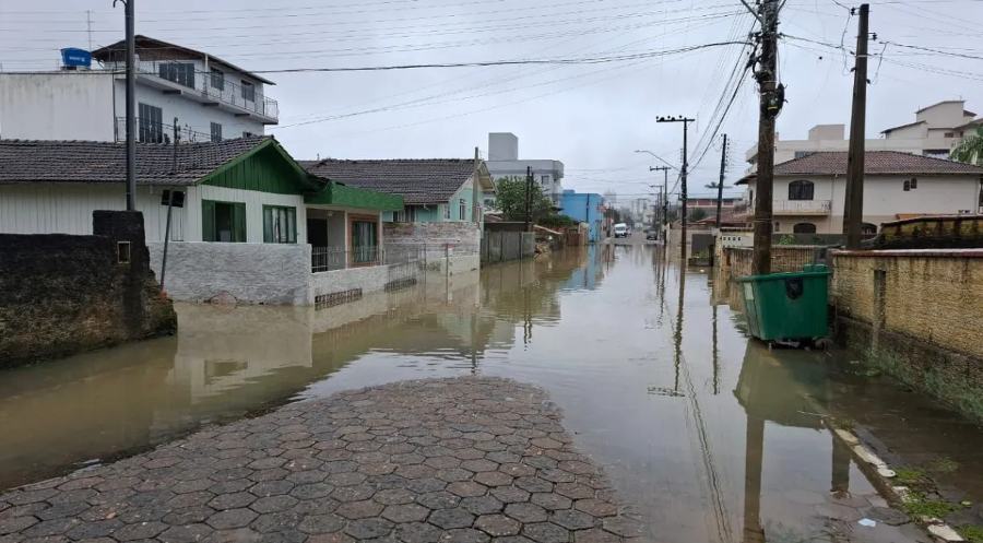 Mais de 900 pessoas deixam suas casas em Santa Catarina após chuvas