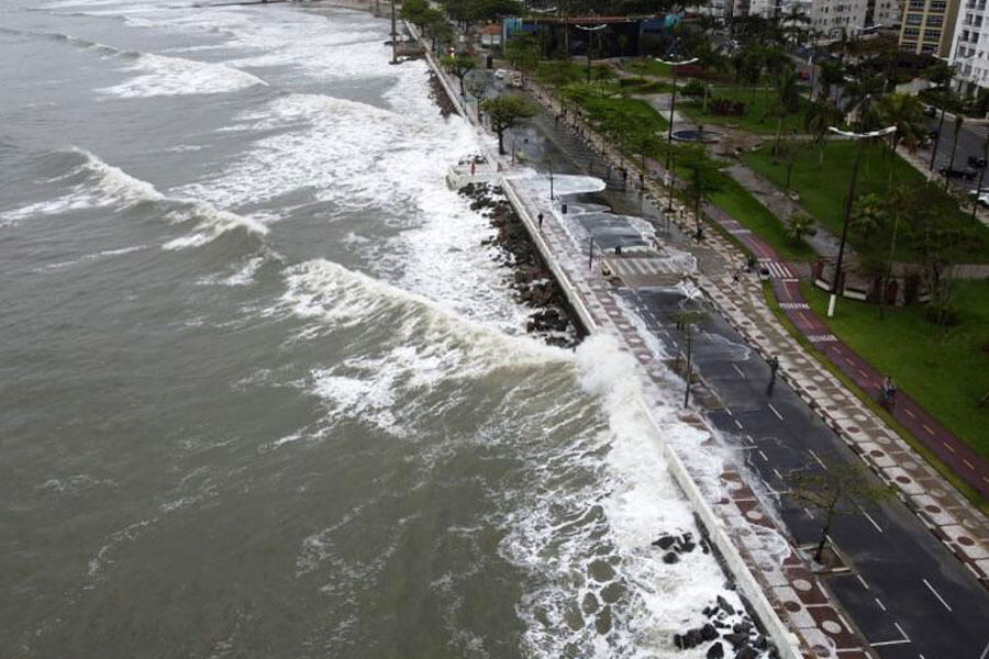 Santos entra em estado de alerta com previsão de ondas de mais de 3 metros