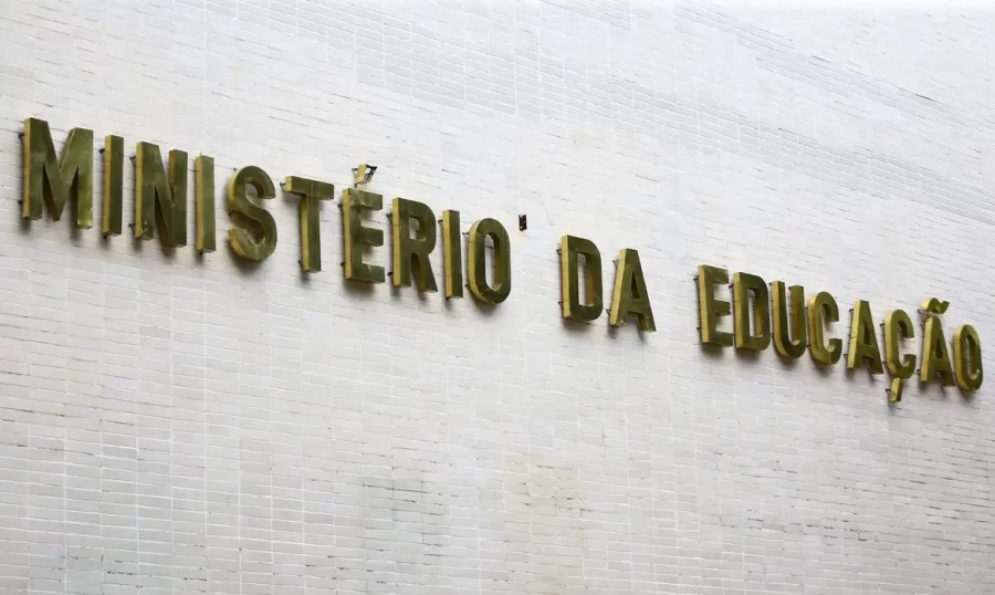 MEC quer mais matérias tradicionais no 2º e 3º anos na transição a novo ensino médio em 2025