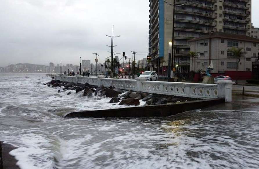 Região tem ressaca no mar, ondas de até 3 metros e temperatura de quase 40ºC