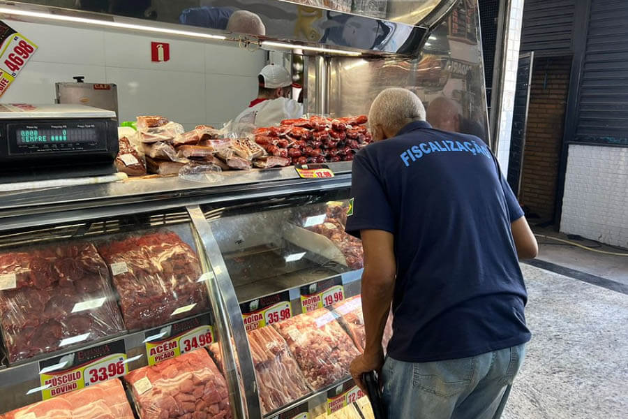 Açougues de Guarujá são multados em cerca de R$ 8 mil por vender carne vencida