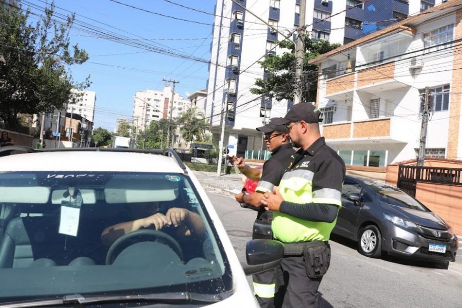 Santos faz ação educativa com motoristas e motociclistas