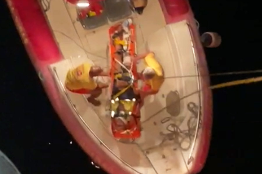 Trabalhador é resgatado após cair de uma escada de 4 metros dentro de navio em Santos; VÍDEOS
