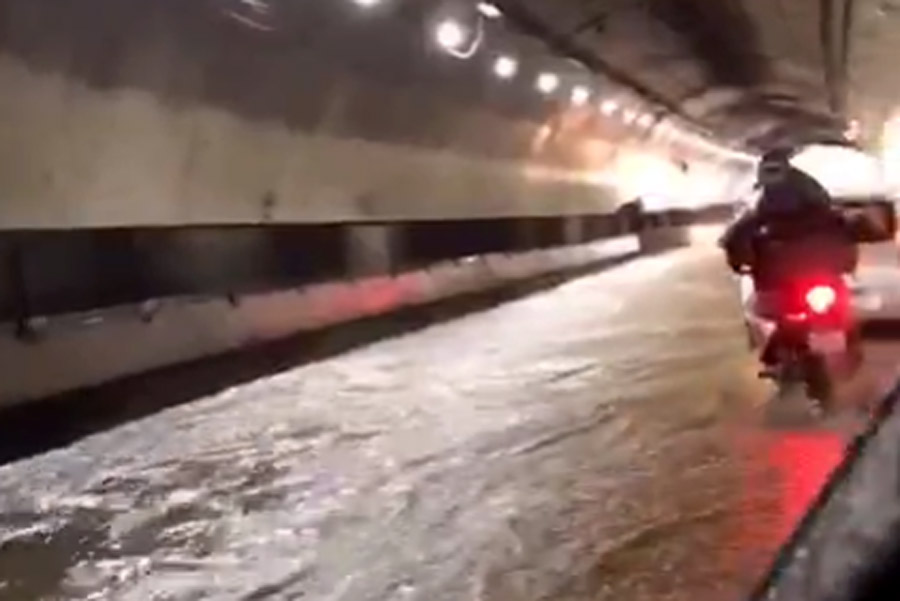 Vazamento de esgoto causa alagamento e interdição temporária do túnel da Vila Zilda; VÍDEO