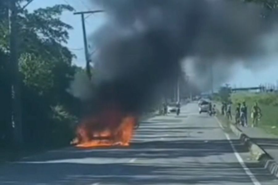 Bombeiros apagam incêndio em veículo estacionado em Praia Grande; Vídeo