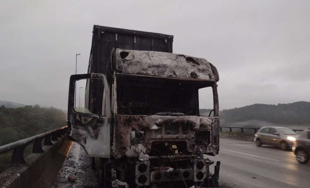 Carreta com carga de farinha fica parcialmente destruída após pegar fogo em rodovia