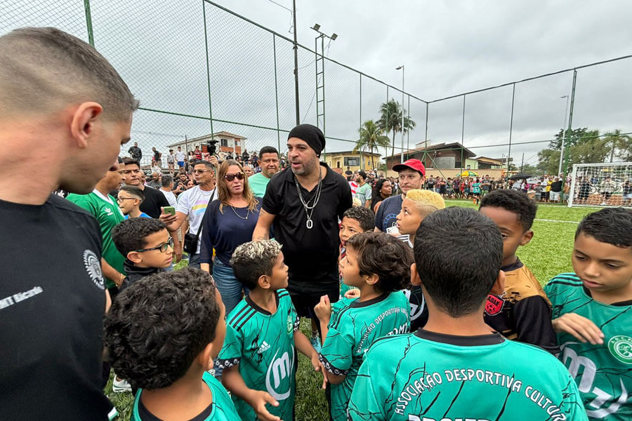 Com presença de Adriano Imperador, Cubatão recebe mais 4 equipamentos esportivos no Casqueiro