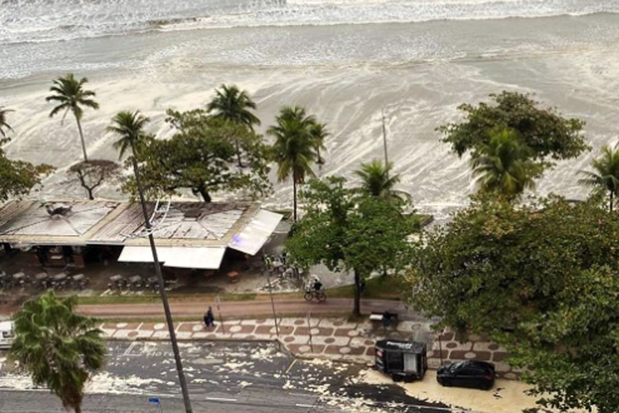 Frente fria causa ressaca e ondas já estão acima de 3m em Santos