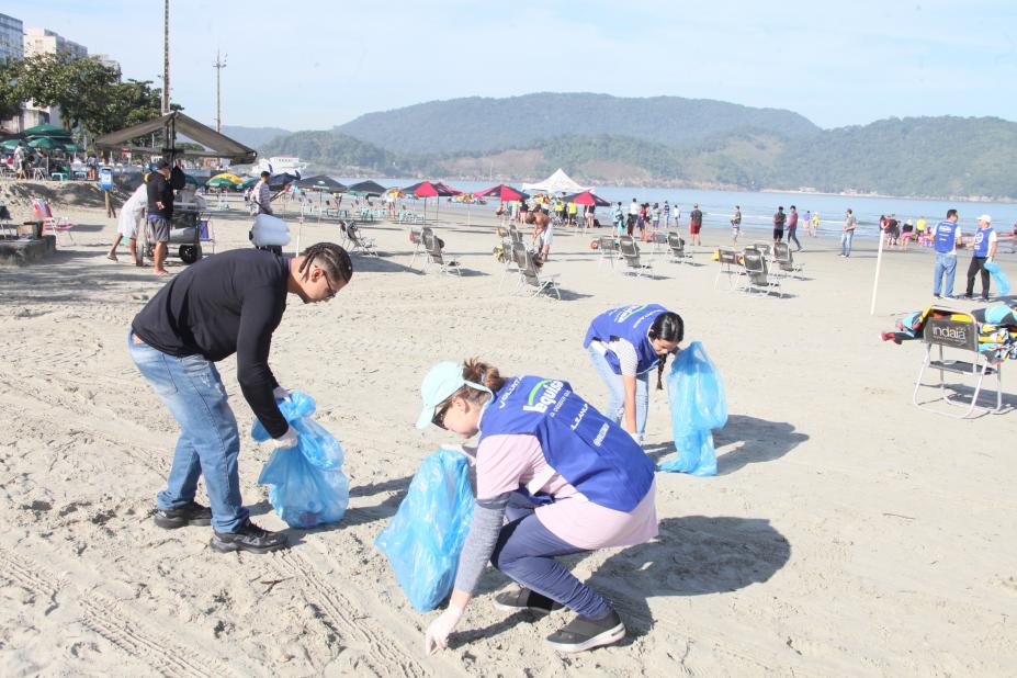 Mutirão de limpeza retira mais de 7kg de microlixo das areias de praia de Santos