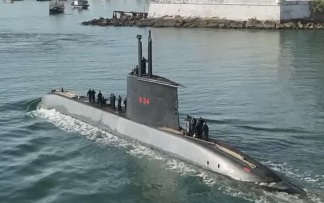 Submarino de guerra da Marinha volta ao Porto de Santos