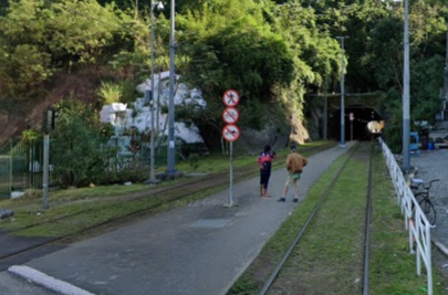 Porta de VLT é danificada após ser apedrejada no túnel do José Menino