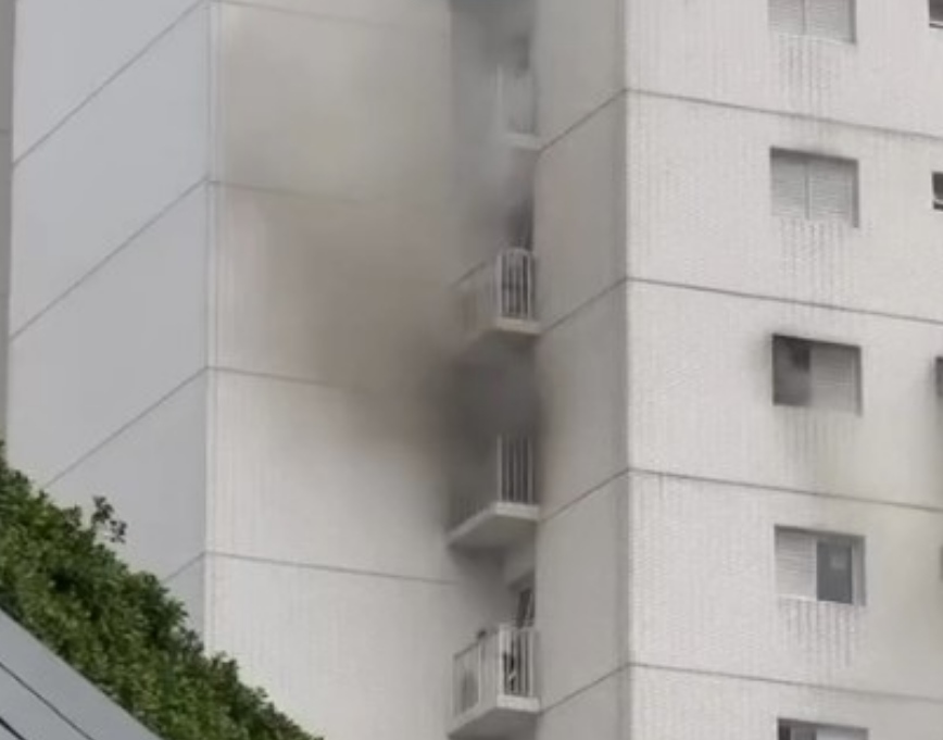 Apartamento pega fogo e assusta vizinhança em Praia Grande; VÍDEO