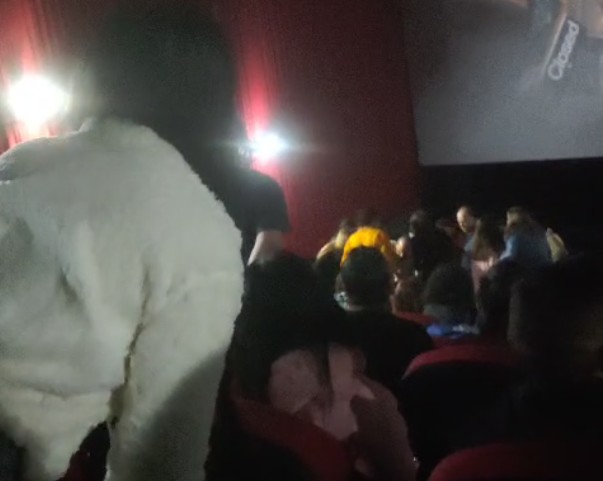 Briga generalizada interrompe sessão de cinema em São Vicente; VÍDEO