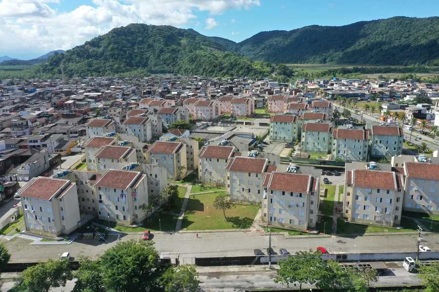 Guarujá tem 36,8% da população morando em favelas, aponta IBGE