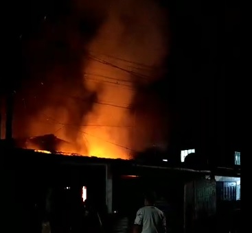 Loja fica completamente destruída após pegar fogo durante a madrugada, em Guarujá; VÍDEO