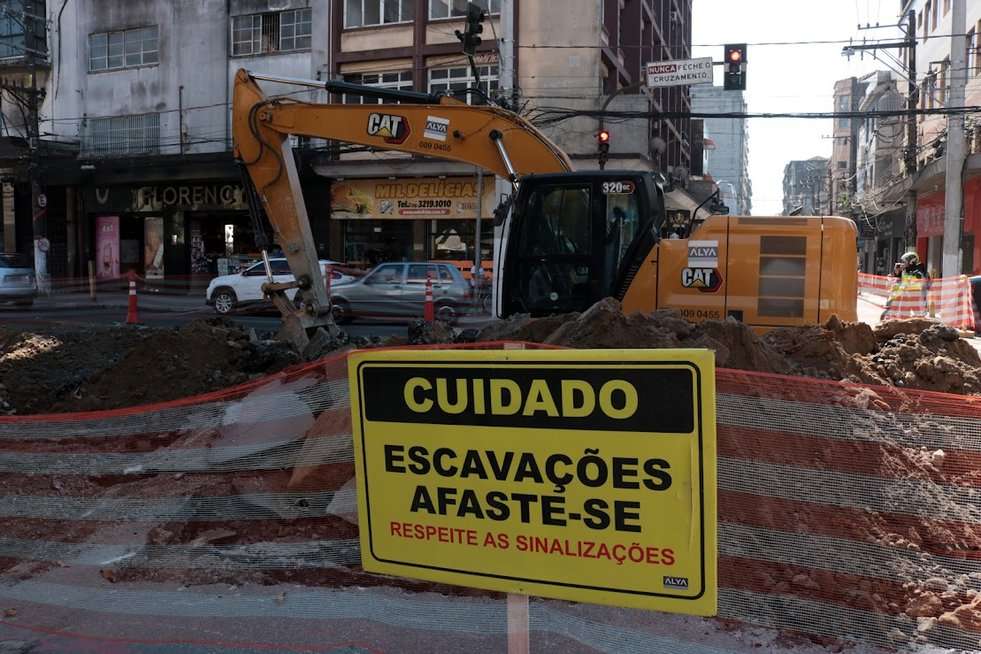 Três vias no Centro de Santos têm trânsito alterado devido às obras do VLT