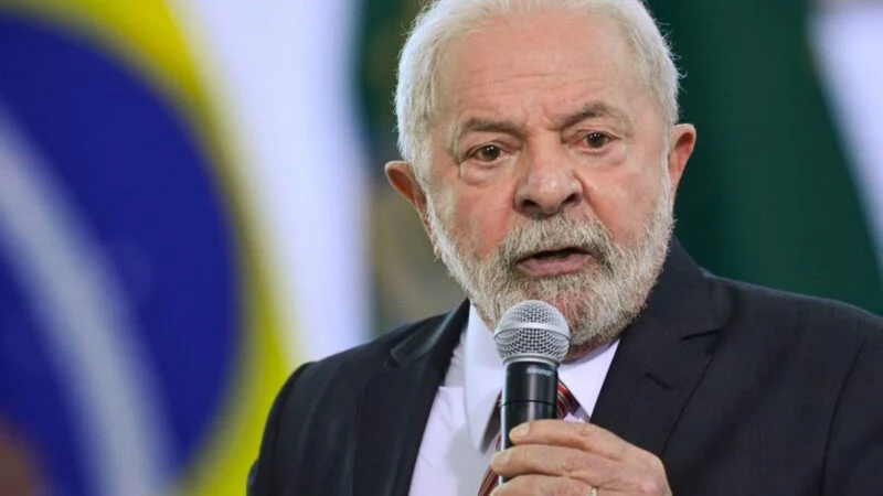 Dólar dispara após falas de Lula renovarem temores sobre contas públicas; Bolsa cai