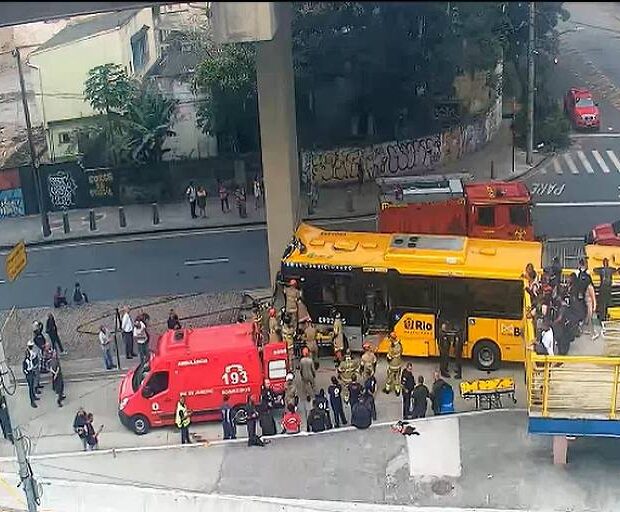 BRT bate em pilar e 64 pessoas ficam feridas no Rio de Janeiro