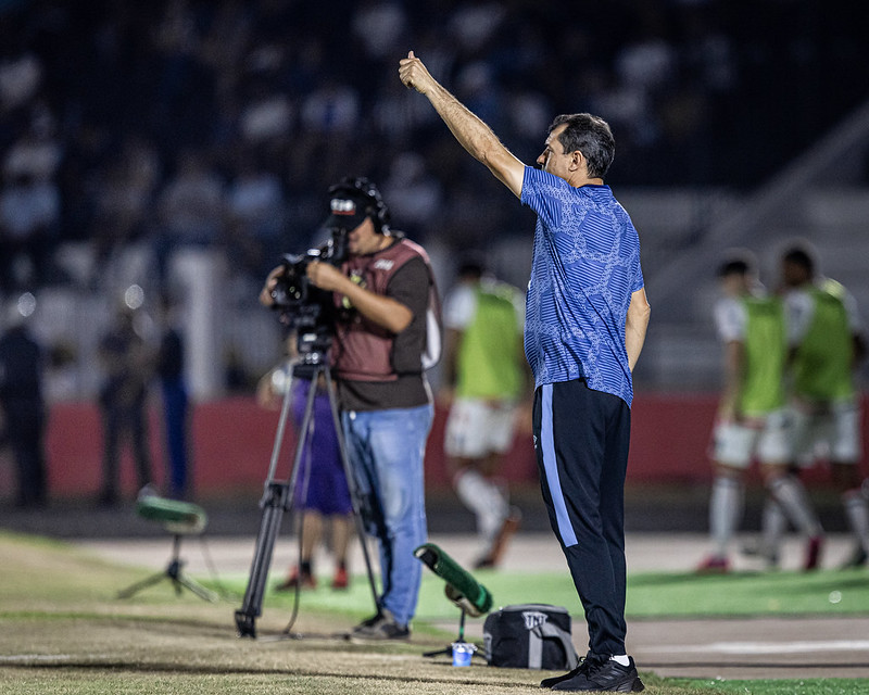 Carille celebra vitória do Santos e faz contas para o acesso e o título da Série B