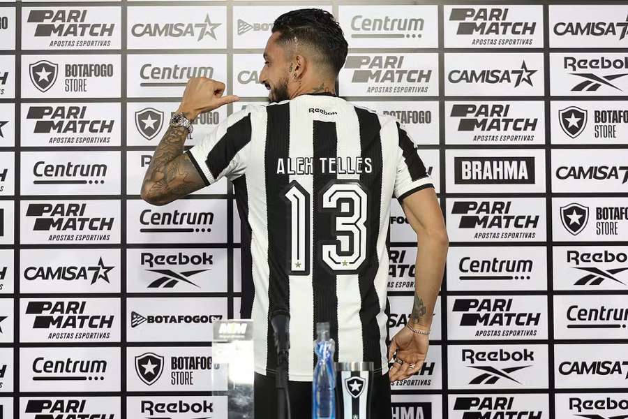 Alex Telles é apresentado no Botafogo com 'momento fofura' da filha