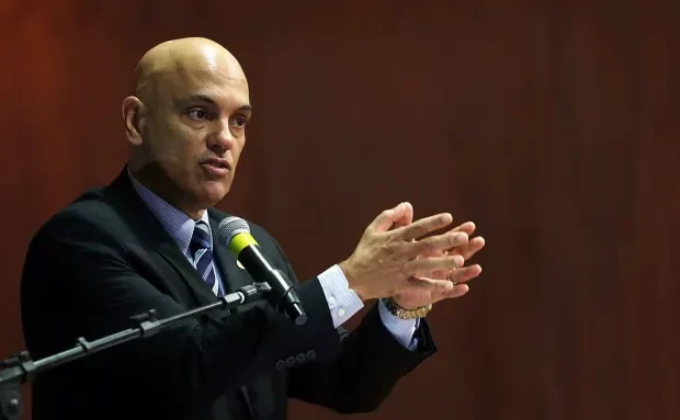 Moraes dá 24 horas para que X indique representante sob pena de não reconhecer advogados no Brasil